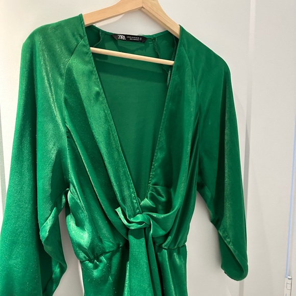 Emerald green deep v neck dress - Picture 3 of 5